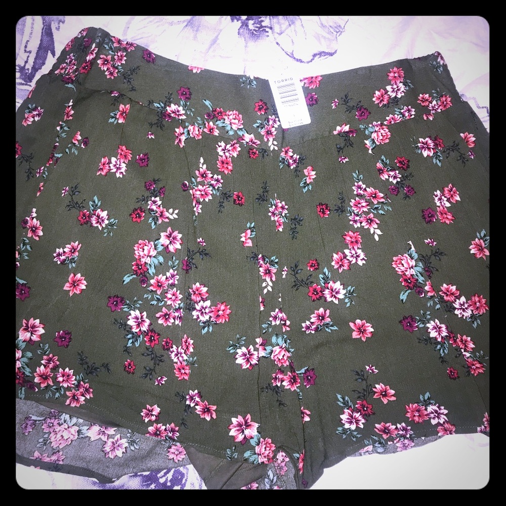 Torrid Flowy Floral Shorts NWT Size 3